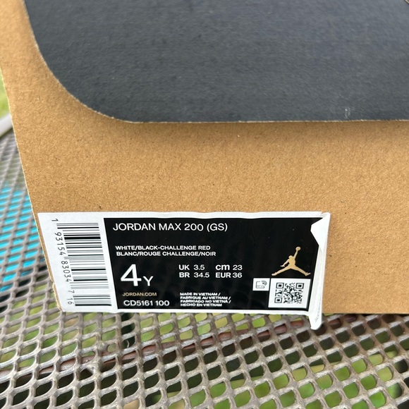 NIKE Jordan Max 200 - EUC - White Challenge Red Black GS - Size 4Y - Picture 5 of 5